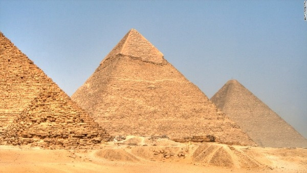 13. Kim tự tháp Giza, Ai Cập: Công trình hoàn thành năm 2504 trước công nguyên này là cấu trúc nhân tạo cao nhất thế giới trong hơn 3.800 năm. Kim tự tháp bao gồm 2,3 triệu khối đá chuyển từ các vùng cách xa 800 km để xây dựng.