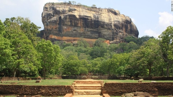 16. Sigiriya, Sri Lanka: Di sản thế giới, CNN bình chọn, Thành cổ Acropolis, quần thể Angkor, thành phố cổ Bagan: Sigiriya, thành cổ bằng đá của Sri Lanka, ra đời dưới triều vua Kassapa I (477 - 495). Đến thế kỷ 14, người ta bỏ hoang thành Sigiriya. Khi tới đây, du khách có thể chiêm ngưỡng một số bích họa trên tường và những dòng ký tự cổ nhất của ngôn ngữ Sinhalese.