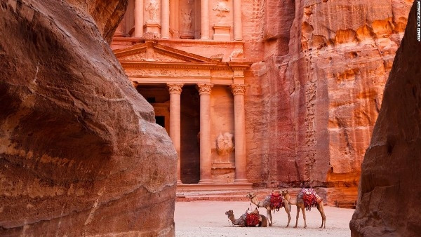 12. Petra, Jordan: Thành phố Petra, ra đời vào khoảng năm 1550 đến 1292 trước Công Nguyên, không chỉ có lợi thế của một pháo đài mà còn nằm ở vị trí chiến lược giữa Biển Chết và Biển Đỏ. Nằm trên sườn núi Hor của Jordan, Petra nổi tiếng vì những công trình kiến trúc đền đài, lăng tẩm, nhà hát,… được khắc sâu vào vách đá.