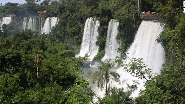 8. Vườn quốc gia Iguazu, Argentina & Brazil: Vườn quốc gia Iguazu nằm trên đường biên giới của hai nước Brazil và Argentina, được bao quanh bởi khu rừng nhiệt đới xanh tươi. Ngoài ra, vườn quốc gia này còn sở hữu thác nước Iguazu, thác nước lớn nhất thế giới.