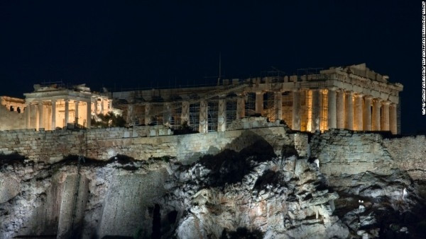 2. Thành cổ Acropolis, Hy Lạp: Thành cổ Acroplis, theo tiếng Hy Lạp có nghĩa là “thành phòng thủ của Athena”, có chiều cao hơn 150 m so với mực nước biển. Đến với thăm thành cổ Acroplis, du khách có thể chiêm ngưỡng những dấu tích thời kỳ vàng son của nền văn minh Hy Lạp cổ đại như cổng Propylaia, đền Erechtheion, đền Nike, đền Parthenon.