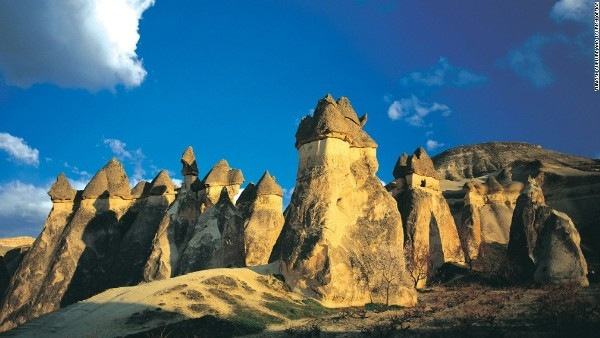 5. Vườn quốc gia Goreme và khu núi đá Cappadocia: Sự xói mòn đã tạo nên cảnh quan vô cùng ngoạn mục ở Công viên quốc gia Goreme của Thổ Nhĩ Kỳ. Đây là nơi duy nhất người ta còn thấy các dấu tích của nghệ thuật Byzantine trong thời kỳ hậu đả phá tín ngưỡng. Công viên quốc gia Goreme từng được UNESCO công nhận là di sản thế giới cách đây gần 30 năm.