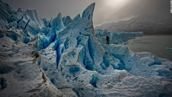 9. Vườn Quốc gia Los Glaciares, Argentina: Los Glaciares là cột mốc tự nhiên bất thường ở Patagonia, Argentina có chứa 47 sông băng lớn được nuôi dưỡng bởi một chỏm băng ở dãy núi Andes. Có rất nhiều tour du lịch sẵn có và điểm dừng quan trọng bao gồm El Calfate trên bờ của hồ Argentino và chân núi Fitz Roy.