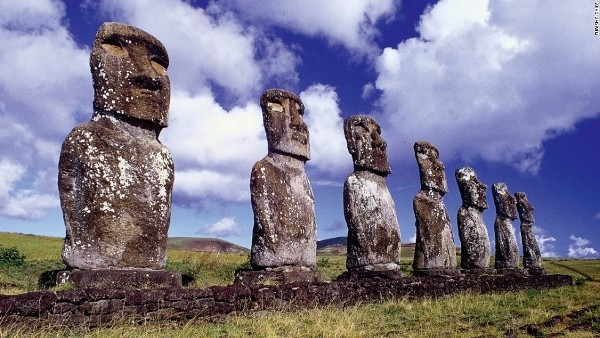 14. Rapa Nui, Chile: Rapa Nui, hay còn gọi là đảo Phục Sinh, là một hòn đảo thuộc Chile ở phía nam Thái Bình Dương. Đây là hòn đảo cô lập nhất thế giới, nổi tiếng với hơn 800 bức tượng đá đồ sộ. Chúng là di sản của những người Polynes.