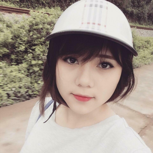 Cô gái hát "Vợ người ta" gây sốt này tên thật là Trương Bạch Diệp, sinh năm 1996, hiện đang theo học trường ĐH Văn hóa nghệ thuật Quân đội và bán hàng online để kiếm thêm thu nhập. Mặc dù được yêu thích thông qua bản mashup “Vợ người ta” nhưng cô gái này chia sẻ rằng vẫn chưa có ý định dấn thân vào showbiz, và bật mí vẫn thích lựa chọn kinh doanh hơn.