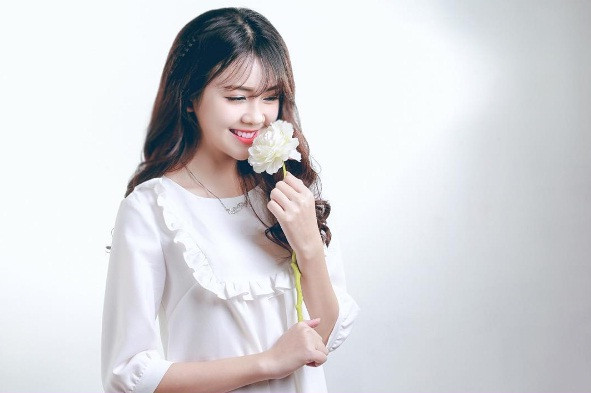 Khá giống như nhiều bạn tuổi teen, cô bạn nữ sinh Nghệ An này cũng mê phim Hàn, trên trang cá nhân của Quỳnh Chi liên tục cập nhật các bộ phim Hàn Quốc mới nổi được giới trẻ yêu thích.