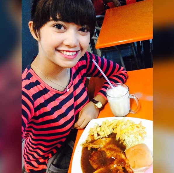 Fatin kể rằng, bánh Roti Canai được làm từ bột mì trộn với bơ, trứng gà, cán mỏng, nướng vàng hai mặt. Dù còn đang trong tuổi đến trường nhưng Fatin cũng chỉ mất đúng 3 ngày để học được hết các kỹ năng, bí quyết làm món bánh này từ mẹ cô. Và khả năng, độ khéo tay của Fatin đã được thể hiện tất cả trong đoạn clip mà cô chia sẻ trên Instagram, sau đó đã được lan truyền đến khắp nơi và vô tình giúp bản thân cô được nhiều người biết đến.
