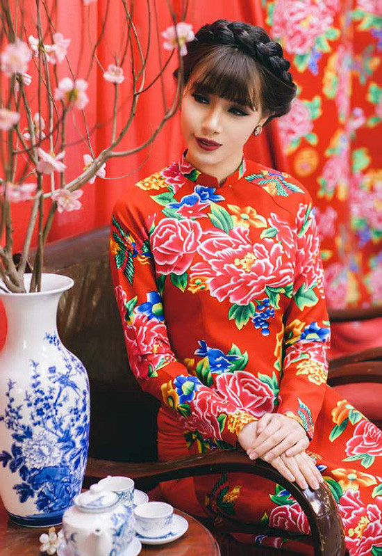 Màu sắc và họa tiết của những chiếc chăn con công tưởng chừng đã chìm vào quá khứ, bị cho là quê mùa, cổ lỗ sĩ, nay lại bất ngờ trở thành một xu hướng thời trang được giới trẻ Việt rất yêu thích.