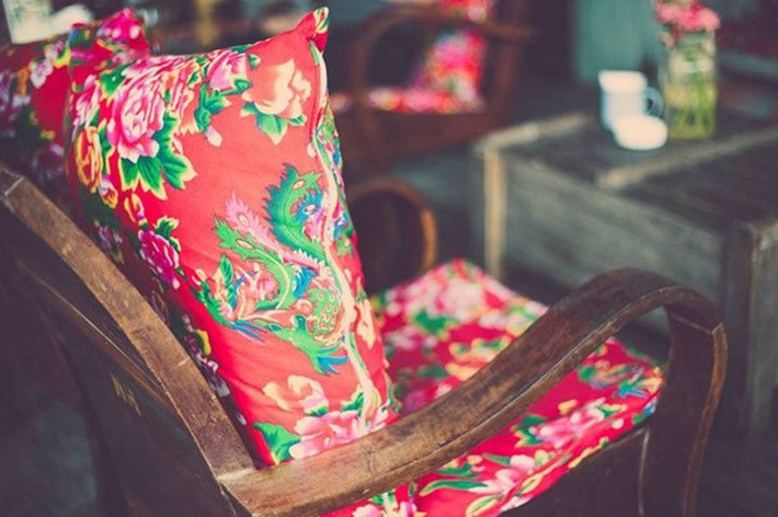 Chăn con công, bàn ghế gỗ... góp phần tạo dựng không gian độc đáo, vừa lạ vừa quen rất nổi tiếng và hấp dẫn nhiều bạn trẻ Việt.