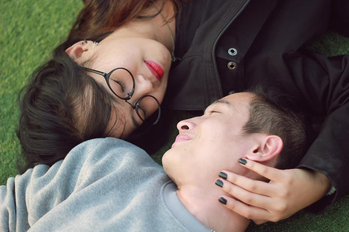Đức Anh đã chuẩn bị sẵn một món quà đặc biệt và gửi những người bạn thân từ trước đó vài ngày. Đến ngày Valentine, món quà sẽ được chuyển đến tay cô bạn gái, cùng với đó là những lời nhắn yêu thương mà anh chàng này gửi đến qua điện thoại, tin nhắn và email.