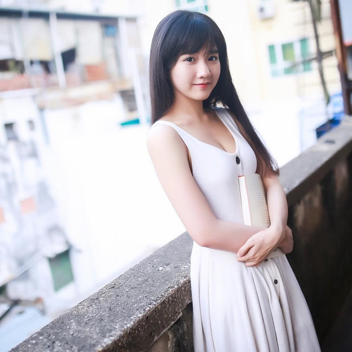 Hot girl Kiều Trinh - Trinh Xíu dù chưa có bạn trai nhưng có kha khá ý tưởng đơn giản mà thú vị trong ngày Valentine. Nàng hot girl xinh như búp bê mong muốn có thể đi biển với người yêu trong ngày đặc biệt này.