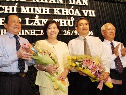 Ông Vũ Hùng Việt (thứ 2 từ phải sang), nguyên Thành ủy viên, nguyên Ủy viên BCSĐ, nguyên Phó Chủ tịch UBND TP.