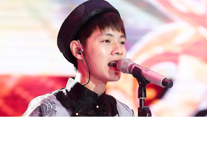 Sau tập 5 chương trình "Sing my Song - Bài hát hay nhất" phát sóng trên VTV3 hôm 19/12, khán giả truyền hình và cư dân mạng đã được biết thêm về một chàng trai 18 tuổi có tài năng và xuất thân rất đặc biệt. Đó là Cao Bá Hưng, sinh năm 1998 và là cháu 7 đời của nhà thơ Cao Bá Quát - một nhân vật kiệt xuất trong lịch sử Việt Nam. Với phần trình diễn ca khúc "Tương tư" gồm phần lời và nhạc tự sáng tác, phối... Bá Hưng đã chinh phục không chỉ 4 vị giám khảo nổi tiếng mà còn là rất nhiều khán giả theo dõi chương trình "Sing my Song". Ảnh: Sing my Song.