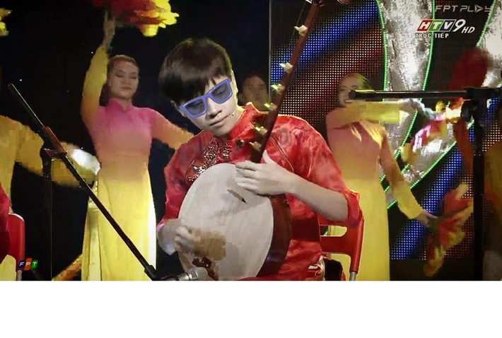 Về khía cạnh mạng xã hội, mùa hè 2016, Bá Hưng đã hợp tác với DJ Nguyễn Thái Hòa (Hòa Prox), cũng là một nhân tài trẻ tuổi cho ra đời bản nhạc mang tên "Wildlife" đến nay đã có hơn 1 triệu lượt xem trên Youtube. Ngoài ra, Bá Hưng cũng chính là người phối khí cho ca khúc "Thật bất ngờ" của ca sĩ Trúc Nhân và bài hát đã trở thành một hiện tượng thực sự trên mạng xã hội trong khoảng giữa năm 2016. Có thể thấy, Bá Hưng là một chàng trai trẻ "đa zi năng", giỏi và toàn diện trong nhiều lĩnh vực, môn nghệ thuật khác nhau.