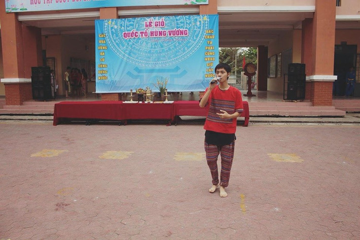 Với tài làm thơ, phổ nhạc... Bá Hưng thường xuyên đem đến các chương trình văn nghệ nhân những ngày lễ kỷ niệm, những buổi sinh hoạt ngoại khóa tại trường những bản nhạc, ca khúc mang đậm nét văn hóa dân tộc, dân gian. Nhạc dân tộc, dân gian đương đại cũng là định hướng chính, là con đường mà Bá Hưng muốn theo đuổi, phát triển để tạo ra bản sắc riêng cho chính mình khi tiến sâu vào sự nghiệp làm nghệ thuật.