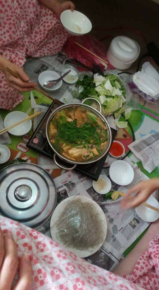 Theo chia sẻ của người chia sẻ loạt ảnh này lên mạng thì đây là tiệc liên hoan của hội bà bầu nằm cùng một phòng chờ sinh ở một bệnh viện sản thuộc Hà Nội. Trong không gian khá chật hẹp nhưng các bà bầu vẫn chuẩn bị được nổi lẩu khá "tươm tất", người ngồi đất, người ngồi trên giường cùng ăn uống và nói chuyện khá vui vẻ, người gắp, kẻ nhai, khuôn mặt vô cùng bình tĩnh và đáng yêu bỗng chốc trở thành tâm điểm chú ý của cộng đồng mạng.