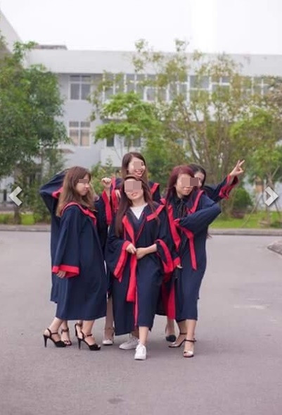 Mùa chụp ảnh kỷ yếu của học sinh, sinh viên Việt Nam đã đi qua. Rất nhiều lớp học, nhóm bạn đã toại nguyện, phấn khích khi nhận được những tấm hình đẹp, nhiều ý nghĩa nhưng cũng có người lại không may mắn khi nhận được những bức ảnh kỷ yếu chưa như mong muốn, thậm chí còn bị cho là xấu xí, khó coi. Mới đây, một nhóm sinh viên trường Đại học Điều dưỡng Nam Định đã đăng đàn phản ánh về bộ ảnh kỷ yếu thảm họa của họ được chụp bởi một "nhiếp ảnh gia tự phong".