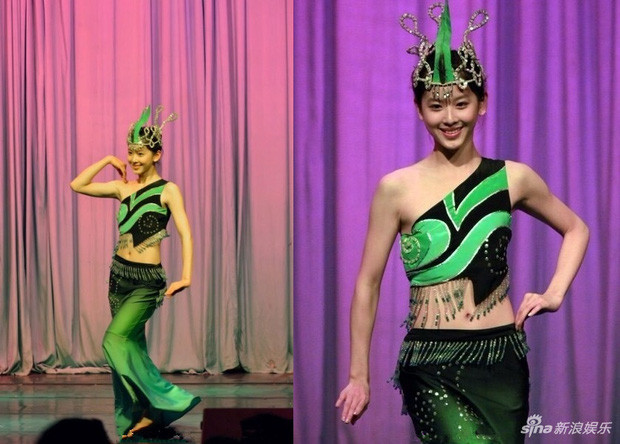 Năm 2011, cô nàng được tuyển thẳng vào ĐH Thanh Hoa - một trong hai Đại học danh giá nhất của Trung Quốc. Thời học đại học, cô cũng là thành viên nòng cốt của đội văn nghệ trường.