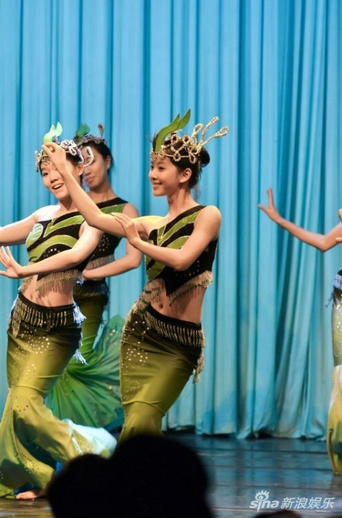 Những hình ảnh lần đầu được công bố này khiến người hâm mộ càng yêu mến cô gái này hơn.