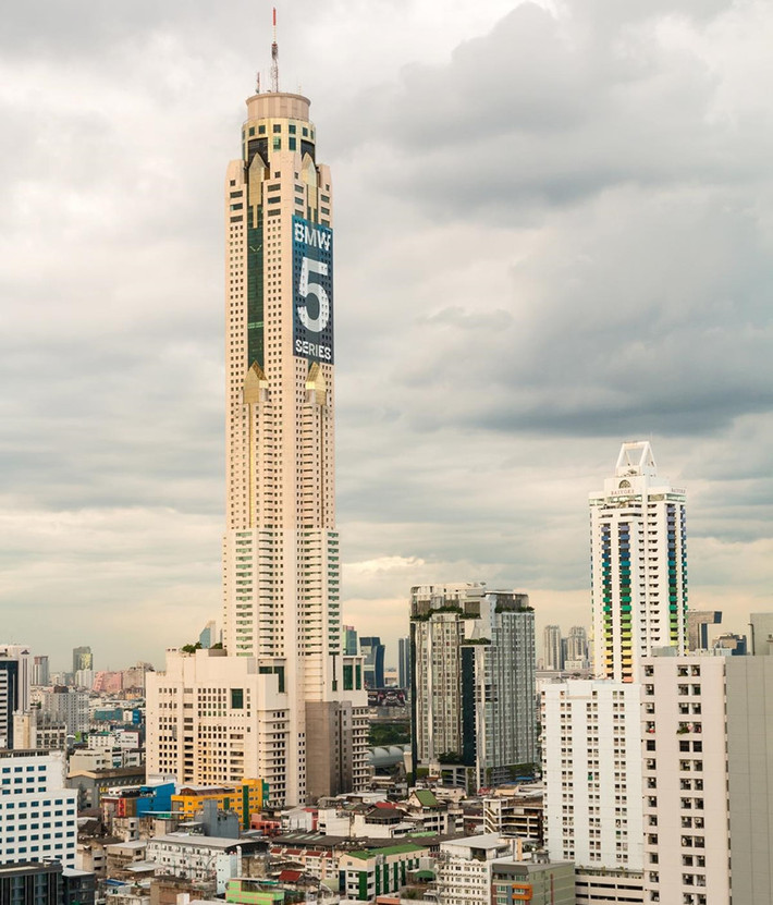 Baiyoke Sky (Thái Lan): Không giống nhiều khách sạn ma ám khác có lịch sử khá lâu đời, khách sạn Baiyoke Sky ở thủ đô Bangkok của xứ sở Chùa Vàng chỉ mới có từ năm 2011. Trong quá trình thi công tòa nhà chọc trời 88 tầng này, một tai nạn đáng tiếc đã xảy ra khiến 3 công nhân phải thiệt mạng. Nhiều du khách phản ánh rằng họ cảm thấy bất an trong lúc lưu trú tại khách sạn. Nhiều đồ đạc của họ bị thay đổi vị trí, xáo trộn một cách bất thường, không rõ lý do. Ảnh: Avirut S.