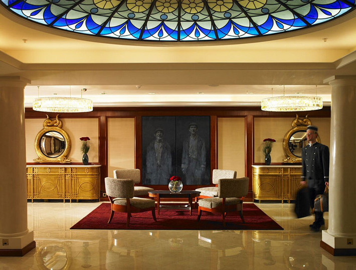 The Shelbourne (Ireland): Khách sạn The Shelbourne ở thủ đô Dublin của Ireland thành lập năm 1824, có một loạt các căn phòng đặt theo tên những vị khách nổi tiếng từng lưu trú ở đây như Tổng thống John F. Kennedy, phi hành gia Michael Collins... Không những thế, khách sạn này còn nổi tiếng với những lời đồn ma ám. Nhiều du khách đã bỏ chạy trong sợ hãi khi đối mặt với hồn ma ở đây, được cho là bé Mary Masters 7 tuổi, chết vì thổ tả năm 1791. Ảnh: Customised Ireland.