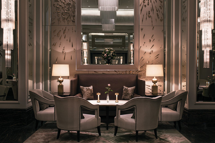 Tuy nhiên, The Langham cũng là một trong những khách sạn ma ám nổi tiếng nhất thế giới. Nhiều người cho rằng hồn ma của một hoàng tử Đức từng tự sát bằng cách lao mình qua cửa sổ ở đây vẫn lang thang quanh sảnh khách sạn, có thể đi xuyên qua những cánh cửa đóng kín và khiến nhiệt độ quanh bạn giảm đột ngột. Không chỉ thế, tại The Langham còn có hồn ma một bác sĩ đã tự sát cùng vợ ngay trong tuần trăng mật của họ, hay một linh hồn bí ẩn thường xuyên rung lắc giường ngủ của khách lưu trú. Ảnh: Traveller Made.
