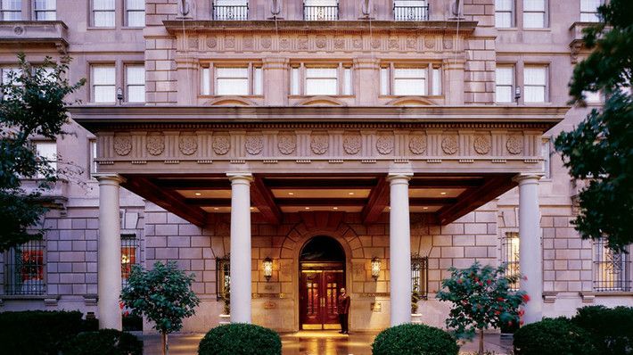  The Hay-Adams (Mỹ): Tọa lạc ngay trung tâm thủ đô Washington D.C., cách Nhà Trắng chỉ vài bước chân, The Hay-Adams là một trong những khách sạn nổi tiếng sang trọng bậc nhất nước Mỹ. Khách sạn đặt theo tên John Hay và Henry Adams, những chủ nhân của tòa nhà lịch sử này cuối thế kỷ 19, đầu thế kỷ 20. John Hay là thư ký cá nhân cho Tổng thống Abraham Lincoln, sau là Bộ trưởng Ngoại giao. Sử gia, giáo sư Harvard Henry Adams lại là hậu duệ Tổng thống John Adams và John Quincy Adams. Ảnh: The Hay-Adams.