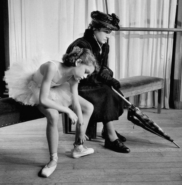 Diễn viên Brigitte Bardot ở lớp học múa ba lê tại Paris khi mới 12 tuổi, 1946