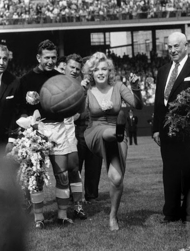 Bức hình ấn tượng về Marilyn Monroe tại khai mạc giải bóng đá Mỹ, 1959