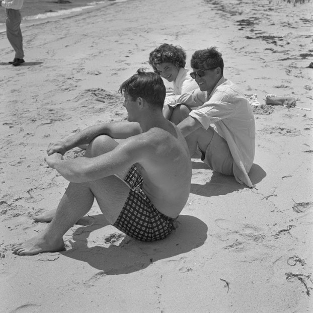Jackie Kennedy, John F. Kennedy và Ted Kennedy ở bãi biển, 1953.