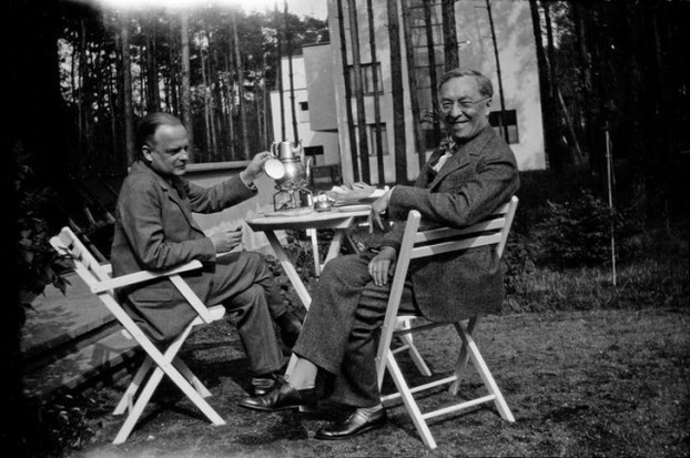 Paul Klee và Wassily Kandinsky uống cà phê. 1929.