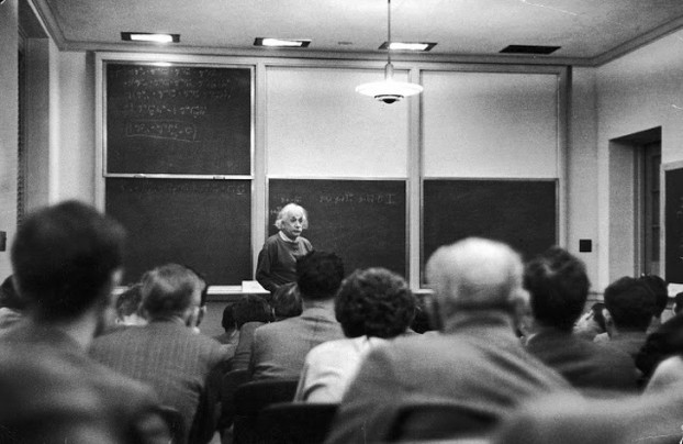 Hình ảnh Albert Einstein giảng bài ở Viện Nghiên cứu Cao cấp, 1950.