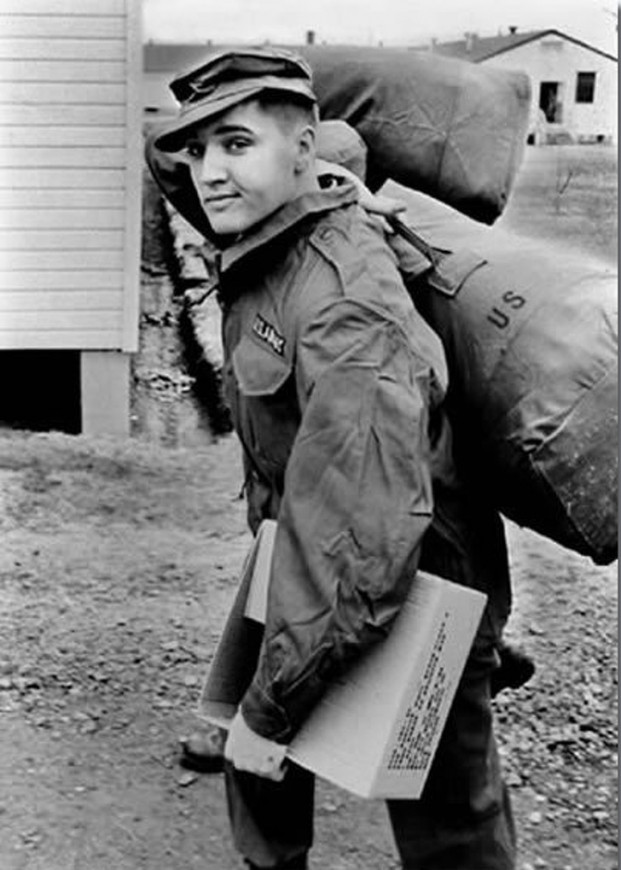 Elvis Presley đi lính nghĩa vụ trong Quân đội Mỹ, 1958.