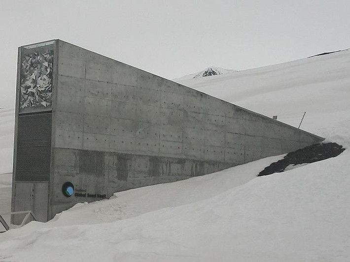Hầm hạt giống Svalbard Global, Na Uy: Nằm trên đảo Spitsbergen, cơ sở dưới lòng đất này là nơi chứa khoảng 840.000 mẫu của 4.000 loài hạt giống khác nhau từ khắp nơi trên thế giới. Nó hoạt động giống như một két gửi tiền an toàn, cho phép các chính phủ lưu lại các mẫu hạt giống trong trường hợp nguồn lương thực chính bị ảnh hưởng.