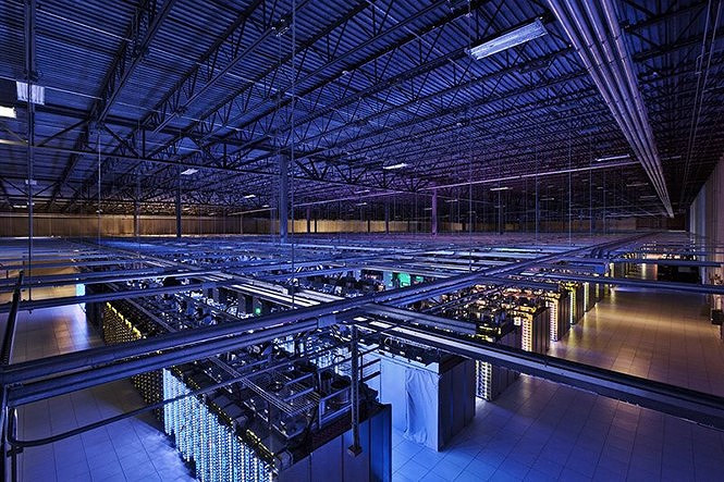 Trung tâm dữ liệu của Google: Với hàng trăm ngàn máy chủ, những sợi dây cáp đầy màu sắc (để giúp các kỹ sư nhận biết dễ dàng hơn), đây chính là nơi xử lý các thao tác tìm kiếm, lưu trữ video và phân phối hàng triệu email cho người dùng Internet. Để đảm bảo bí mật, an toàn dữ liệu, khó có người ngoài nào có cơ hội vào trong.