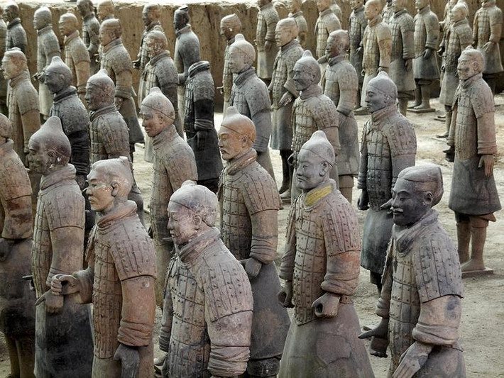 Lăng mộ Tần Thủy Hoàng, Trung Quốc: Việc phát hiện ra lăng mộ tại tỉnh Thiểm Tây được coi là một trong những khám phá quan trọng nhất mọi thời đại. Có tin đồn rằng lăng mộ bị phong ấn bởi các bẫy ma trận. Ngoài ra, trong lăng mộ còn có nồng độ thủy ngân cao, gây chết người.
