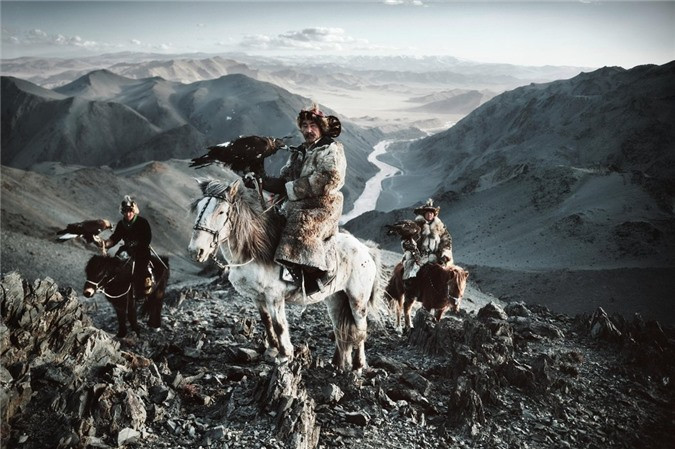 Bộ tộc Kazakh đi săn bằng đại bàng: Họ dùng đại bàng để săn cáo, marmot và sói. Họ mặc đồ lông thú bắt được, những cậu bé từ 13 tuổi có thể mang một con đại bàng.Bộ tộc bán du mục này đã di cư quanh dãy núi Altai từ thế kỷ 19.Hiện tại họ có khoảng 100.000 người, nhưng chỉ còn lại khoảng 250 thợ săn bằng đại bàng.