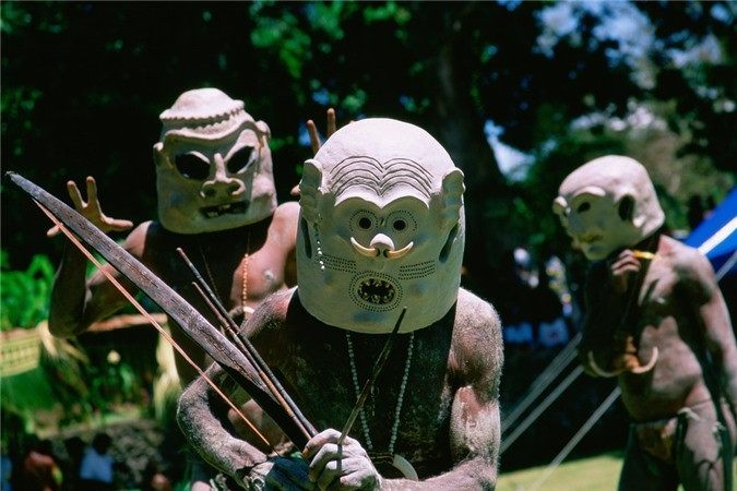 Đàn ông Asaro: Những người đàn ông này phủ bùn khắp người vì họ nghĩ hình dạng của họ giống như những linh hồn và có thể làm cho các bộ tộc khác trong khu vực kinh sợ.Một số nhóm dân tộc này đã sinh sống rải rác trên cao nguyên trong hơn một thiên niên kỷ, họ bị cô lập vì địa hình khắc nghiệt và mãi 75 năm trước mới được phát hiện.