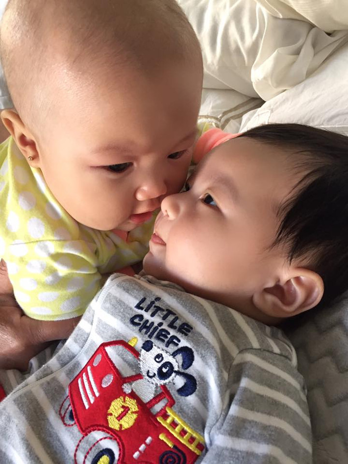 Thủy Tiên hài hước tiết lộ, dù chưa tới ngày nhưng bé Thiên Từ đã nhận được món quà đầu tiên, đó là nụ hôn từ người bạn tên London.