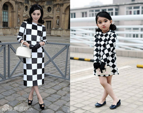 Váy kẻ, kiểu tạo dáng bắt chéo chân, buộc tóc 2 bên giống y Phạm Băng Băng.