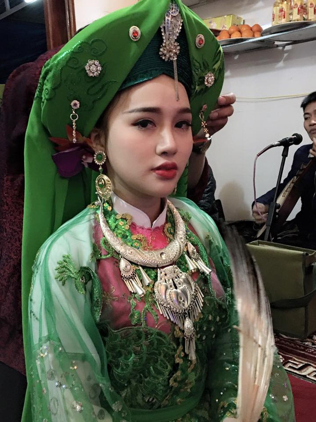 Cô đồng Hải Dương đầu tiên được nhắc tới là Vũ Thùy Linh, sinh năm 1995. Còn rất trẻ nhưng với “cái duyên định sẵn”, Vũ Linh đã theo đuổi công việc của một cô đồng trong hơn 1 năm qua. Vẫn được coi là một “tân đồng”,lính mới nhưng nhiều người ở địa phương Hải Dương và một số tỉnh thành lân cận cũng đã biết đến cô đồng Vũ Linh.