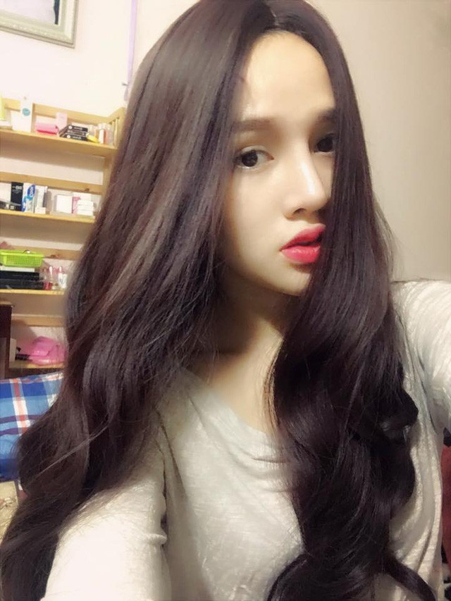 Được biết, trước khi trở thành một cô đồng trẻ, Vũ Linh đã theo đuổi nghiệp buôn bán và có một cơ sở kinh doanh thời trang ở Hà Nội. Thời điểm gặp được cơ – duyên với nghề hầu đồng, Vũ Linh đã mất khá nhiều thời gian để suy nghĩ theo nên theo đuổi công việc này hay tiếp tục gắn bó với con đường kinh doanh vốn là sở thích từ nhỏ.