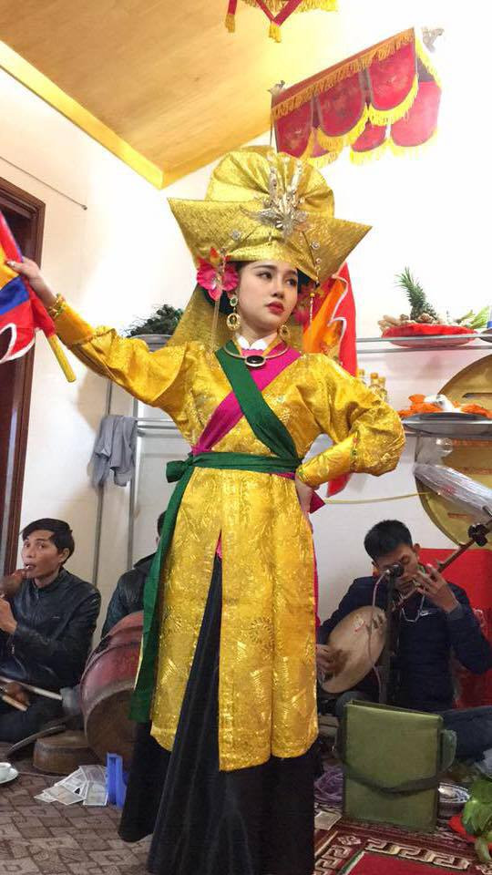 Đến với công việc hầu đồng một cách rất tình cờ khi gặp gỡ với những người am hiểu, có kiến thức về phụng thờ Phật thánh… Chỉ trong một thời gian ngắn, Vũ Linh đã làm quen với công việc và đi đến khá nhiều nơi để hầu đồng.