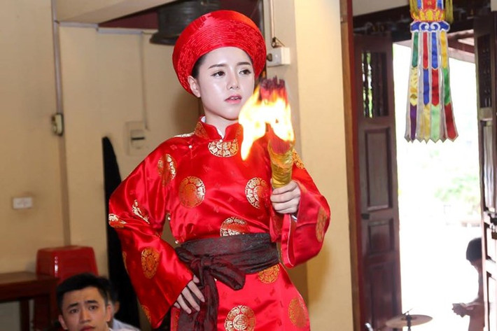 So với Vũ Linh, Lục Anh còn nhỏ tuổi hơn. Cô gái sinh năm 1997 nhưng đã có những quyết định rất táo bạo khi lựa chọn công việc, niềm đam mê để theo đuổi. Trước đó, Lục Anh cũng là một gương mặt trẻ được dân mạng Việt quen mặt khi xuất hiện trong một số bức ảnh khoe nhan sắc hơi kỳ lạ, giống như phẫu thuật thẩm mỹ.