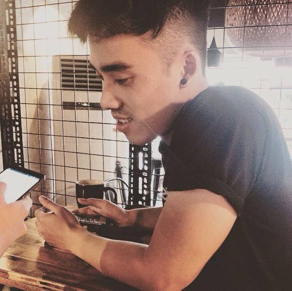 Chỉ biết vài ngày nay, rất nhiều cô gái đã ghé quán cafe này, lén chụp ảnh các nhân viên và khoe lên mạng, đồng thời bày tỏ cảm xúc, sự thích thú của bản thân trước ngoại hình của các “soái ca”.