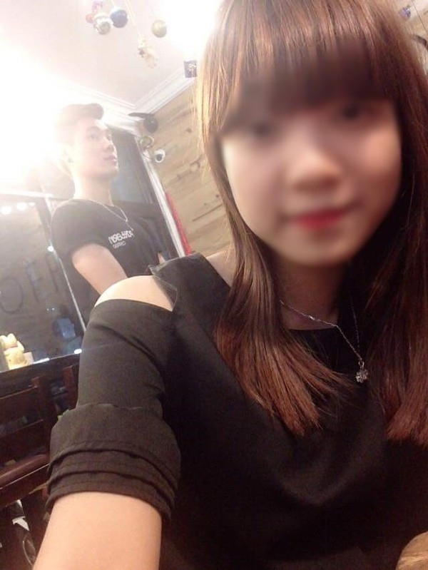 Nhìn qua có thể nhận thấy ngay các chàng trai ở quán cafe này còn rất trẻ, ai cũng đều trắng trẻo, đẹp trai và có vẻ đẹp khá đồng đều. Một số anh chàng sở hữu thân hình vạm vỡ đầy nam tính, số khác lại có nụ cười hiền, toả nắng dễ khiến trái tim các cô nàng “rung rinh”.