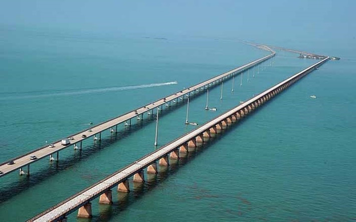 Cây cầu 7 dặm, Florida, Mỹ - Bạn có thể thấy dòng xe cộ đang lưu thông trên cây cầu 7 dặm mới. Cây cầu thứ nhất đã ngừng hoạt động vì quá sát mép nước và không cho phép tàu thuyền qua lại. Trông cây cầu có vẻ không đáng sợ, nhưng bạn hãy tưởng tượng cản lái xe qua đây khi bão liên tiếp đổ bộ vào Florida.