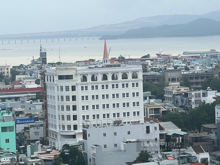 Dự án Khách sạn - Trung tâm tiệc cưới Kim Triều, tọa lạc tại ngã tư đường Tăng Bạt Hổ và đường 31 tháng 3, TP Quy Nhơn (Bình Định), do Công ty CP Kim Triều làm chủ đầu tư. (Ảnh: Dân Việt).