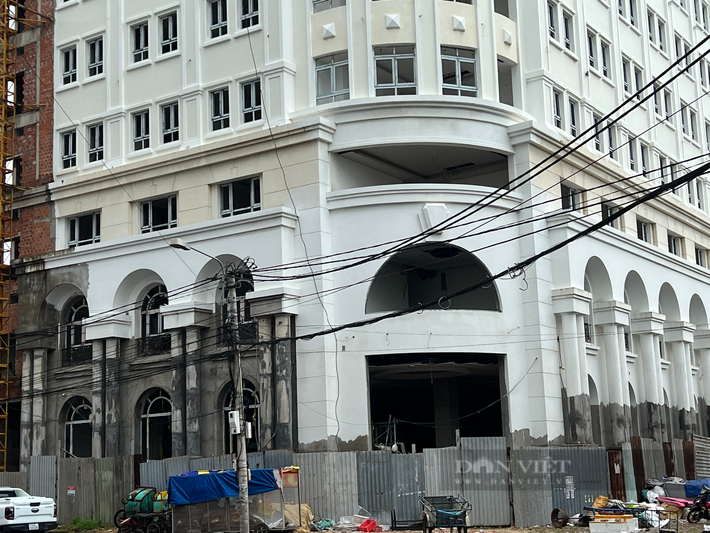 Công trình khách sạn nằm ở 2 mặt tiền đường Tăng Bạt Hổ và 31 tháng 3, TP Quy Nhơn, Bình Định. (Ảnh: Dân Việt).