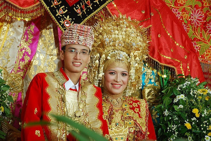 Giống người Việt sống trên lãnh thổ Việt Nam, người Minangkabau gốc Việt cũng có tục “Miếng trầu là đầu câu chuyện”, khách đến nhà sẽ được chủ nhà mời trầu cau.